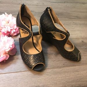☀️Crown Vintage Thea -NWOT-Peep Toe Wedges cutouts